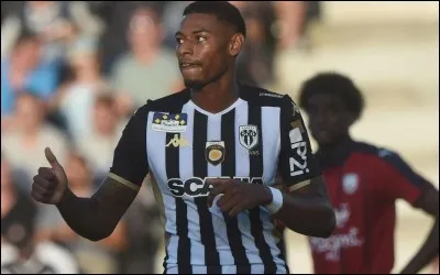 Dans quel club a signé Reine-Adélaïde ?