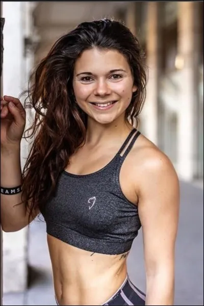 Avec qui fait-elle souvent des vidéos à part son copain ?