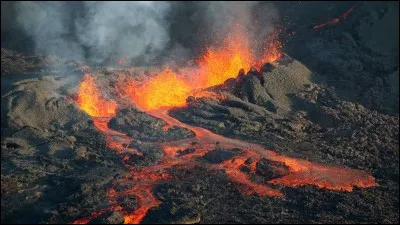 Un volcan qui se réveille est...