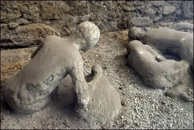 Dans l'Antiquité romaine, quel volcan a causé la destruction de la ville de Pompéi ?