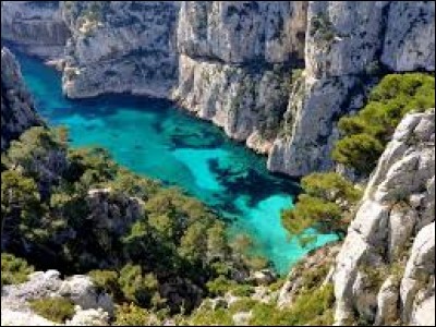 Commençons notre voyage au bord des Calanques de Marseille : de superbes criques d'eau turquoise. Dans quel département se situent-elles ?