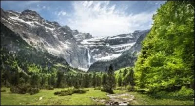 Le Cirque de Gavarnie est l'un des plus beaux paysages de France et certainement le plus beau des Pyrénées. Dans quel département se situe-t-il ?