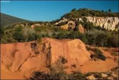 Le Colorado de Rustrel est un ancienne carrière d'ocre ressemblant au Colorado mais en Provence. Dans quel département se situe-t-il ?