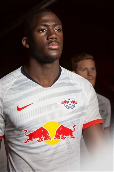 À quel club appartient ce maillot ?