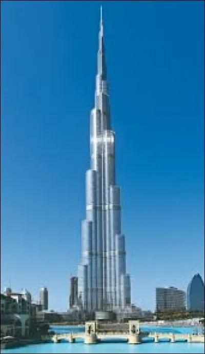 Quel est le noms de cette tour tr&egrave;s connue situ&eacute;e en plein centre ville de Duba&Iuml; ?