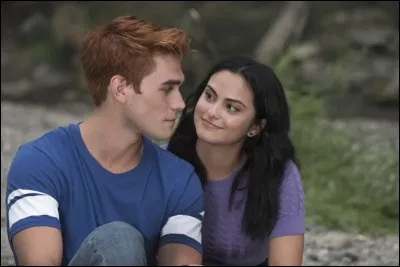 Dans quelle saison et quel épisode, Veronica et Archie se mettent-ils en couple ?