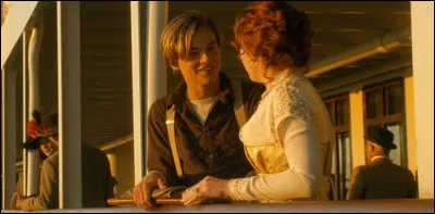 Qu'apprend Jack à Rose à ce moment du film ?