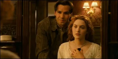 À qui appartenait le collier que Cal offre à Rose ?