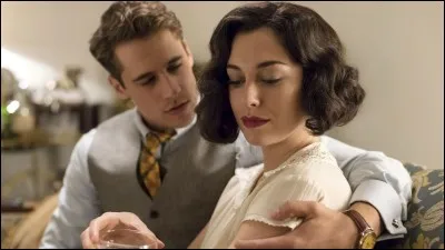 Que fait Carlos à l'annonce de cette nouvelle et comment réagit Lidia à cette cachotterie ?