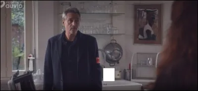 Qu'y a-t-il sur l'évier derrière Fred ?