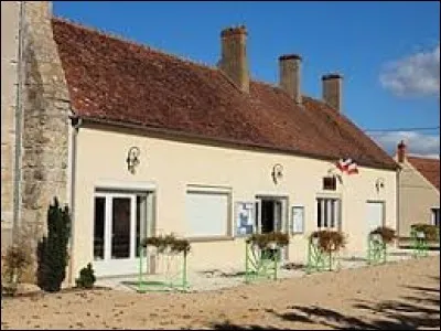 Petit tour dans le Centre-Val-de-Loire, à Mézières-en-Gâtinais. Appelé précédemment Mézières-sous-Bellegarde, ce village de la région agricole du Gâtinais riche se situe dans le département ...