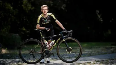 Quel est le métier de Simon Yates ?