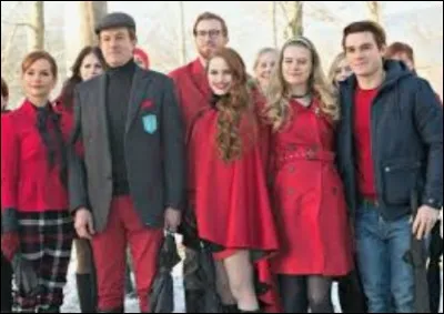 Pourquoi Polly va-t-elle vraiment vivre chez les Blossom ?