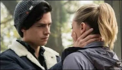Avec qui Jughead est-il en couple ?