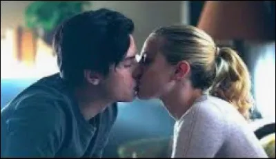 Dans quel épisode a lieu le 1er baiser de « Bughead » ?