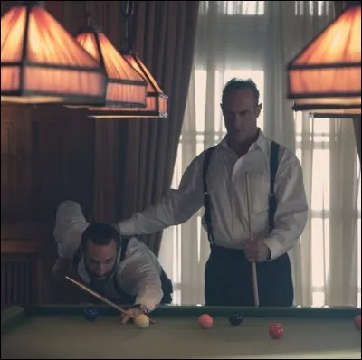 Deux hommes puissants n&eacute;gocient un contrat. L'un d'eux propose &agrave; l'autre "une nuit avec sa compagne" comme monnaie d'&eacute;change.Il s'agit ici de la s&eacute;rie : ...