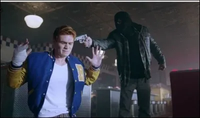 Quel évènement tragique marque le retour de la Cagoule noire dans l'épisode 18 de la saison 2 ?