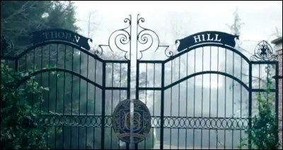 Qui incendie sa propre maison à la fin de la saison 1 ?