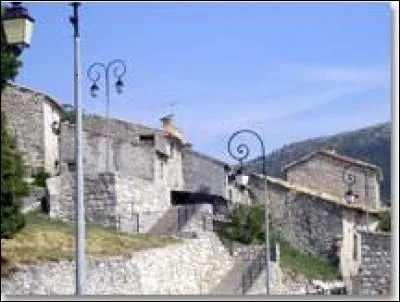 Je vous propose de partir à 1100 mètres d'altitude, à la découverte de Demandolx. Commune de l'arrondissement de Castellane, en région P.A.C.A., dans le parc naturel régional du Verdon, elle se situe dans le département ...