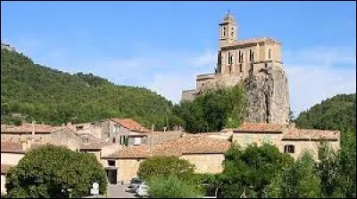 Voici le village Drômois de Pierrelongue et sa chapelle Notre-Dame-de-Consolation. Il se situe en région ...