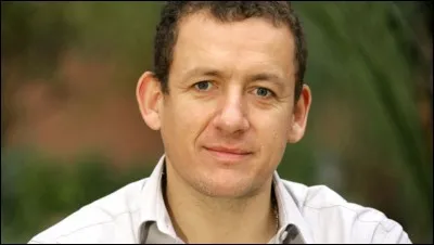 Acteur actuel et également humoriste, nous reconnaissons ici  Boon.