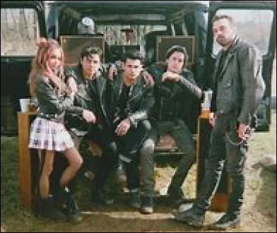 Quel ancien Serpent attaque sans cesse le gang par les journaux ?