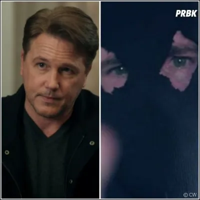 À la fin de l'épisode 20, Cheryl se retrouve nez à nez avec la Cagoule noire. On voit dans l'épisode 21 qu'elle arrive à s'en sortir en lui tirant dessus avec son arc et ses flèches. Où tire t-elle sa flèche ?