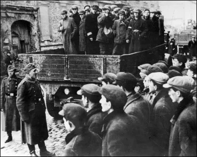 À quelle date les Allemands ont-ils donné l'ordre aux Juifs de déménager dans le quartier juif ?