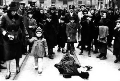 Combien de Juifs s'installent-ils dans le ghetto ?