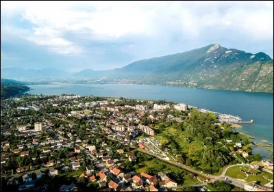 Où se situe la ville de Aix-les-Bains ?