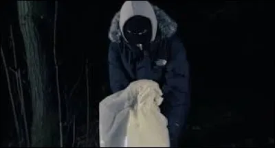 Pour finir de survoler les complots, quelle est la particularité du maire d'Angers, mise en lumière dans le son "Intro" ?