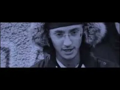 Freeze est passionné par les complots et les théories en tout genre, il fait beaucoup de recherches là-dessus puis en parle par la suite dans ses textes. Dans "Sacrifice de Masse part1" ou encore dans "Purification", il évoque une théorie selon laquelle une personnalité de la politique française serait en fait un pédophile d'après certains, mais de qui s'agit-il ?