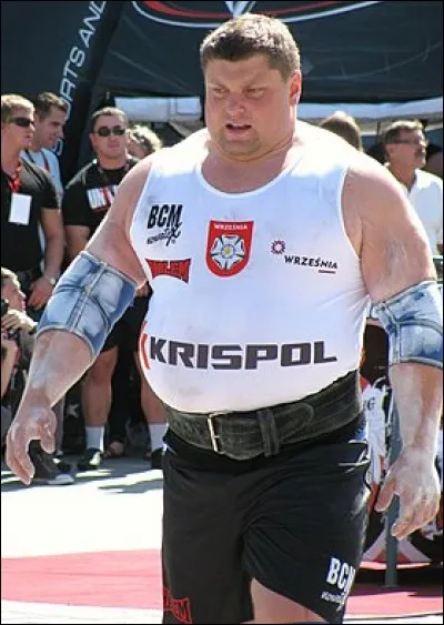 Zidrunas Savickas, né en Lituanie en 1975, est considéré souvent comme l'homme le plus fort du monde. Combien de fois a-t-il remporté "The World's strongest man", cette compétition où s'affrontent tous les grands costauds de la planète ?