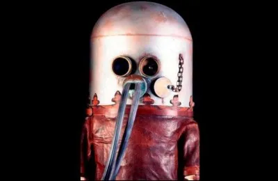 Cet inventeur a mis au point pour la plongée, dès 1772, ce casque, muni de 2 tubes, un pour inspirer et l'autre, pour expirer. Le plongeur revêtait le tout auquel était attaché 1 seul réservoir : cette invention a été utilisée à Brest et au Havre pendant 10 ans, pour de courtes plongées. Autrement, l'oxygène venait à manquer.
Trouvez le nom de ce précurseur qui fit une plongée de plus de 20 min.