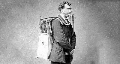 C'était un ingénieur pionnier en plongée et un maître plongeur : son invention consiste en un masque en caoutchouc relié à un appareil respiratoire composé d'environ 50 à 60% d'oxygène comprimé contenu dans un réservoir en cuivre. On obtenait ainsi une mobilité opérationnelle étonnante (1878).
Nommez ce plongeur qui a succombé en respirant de l'oxygène pur et toxique à 10 m de profondeur ?