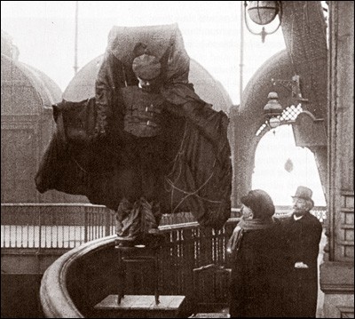 Ce tailleur a conçu un costume parachute : depuis 1910 il procède à des essais, chez lui, au 8 rue Gaillon. Il meurt devant les caméras (1912) en sautant du 1er niveau (57 m) de la tour Eiffel, testant son invention : les journaux expliquent que ''son appareillage, qui ne semblait qu'à demi-ouvert, s'était replié sous lui''. 
Quel est le nom de ce tailleur, installé à Paris, quartier de l'Opéra ?