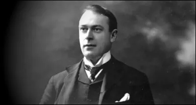 C'est lui qui informa le capitaine du Titanic du sort de son bateau après qu'il eut heurté l'iceberg : il était en connaissance de cause, étant le dessinateur des plans du navire. Il encouragea les gens à mettre des gestes de flottaison et à monter à bord des chaloupes de sauvetage même s'il savait qu'il n'y en avait pas assez. Il n'a fait aucun effort pour se sauver.
Quel est son nom ?