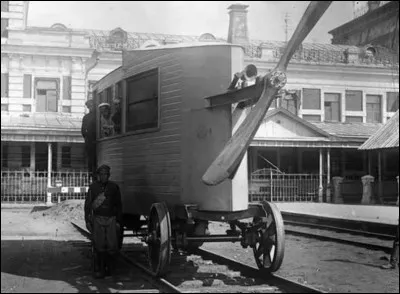 Ce Russe était chauffeur pour les instances du régime (1917) : pour eux, il a inventé l'aérowagon. L'idée était de propulser le wagon à toute vitesse grâce à une hélice ajustée sur un moteur d'avion, ceci pour faciliter les déplacements des officiels soviétiques.
Quel est le nom de cet inventeur dont l'invention dérailla lors d'un voyage d'inauguration pour le tuer ainsi que les 6 autres passagers