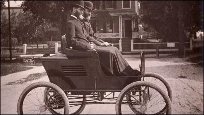 Au début du 20e siècle, son frère et lui avaient monté une voiture à vapeur très populaire. Ces constructeurs détinrent le record de vitesse (204 km/h) durant plus de 3 ans à partir de 1906 et leur voiture fut la 1ère à gravir le mont Washington.
Lequel des 2 frères, s'est tué à toute allure, en s'écrasant dans une pile de bois, cherchant à éviter des chariots de ferme tirés par des chevaux ?