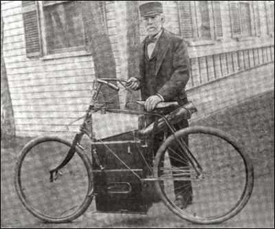 En 1868, cet inventeur de Boston a monté la 1ère motocyclette, le vélo à vapeur que l'on voit ici, tout simplement en attachant un moteur au cadre habituel d'une bécane. Il l'utilisait souvent sur la piste qui contourne la rivière Charles, dépassant les plus rapides cyclistes de Harvard : en 1896, il y fit un accident, on estime à 40km/h.
Nommez ce précurseur, trop rapide pour l'époque.