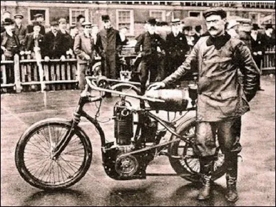 Employé à la General Electric, il avait mis au point un nouvel engin pour motoriser un vélo. Le 3 octobre 1903, cet inventeur de 23 ans se présenta pour l'expérimenter : il ne put se maintenir en selle à pleine allure et fit une chute fatale. Selon le New York Times, “He was regarded as an inventor of much promise.”
Quel est ce spécialiste des vélos motorisés qui s'est tué en les testant ?