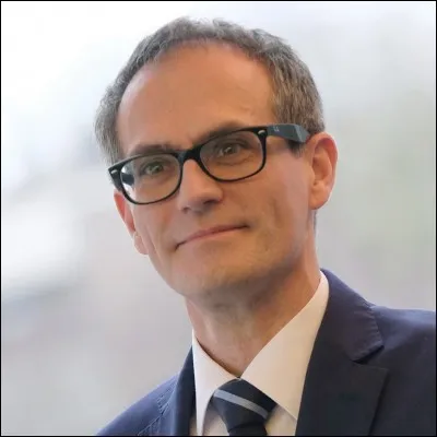 Arts et littérature : Quel animal est au poing dans le titre d'un roman d'Hervé Bazin ?