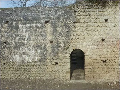 ARCHITECTURE - Comment sont nommés les trous parfois visibles sur d'anciens édifices ayant permis de placer des poutres lors de la mise en place de l'échafaudage de celui-ci ?