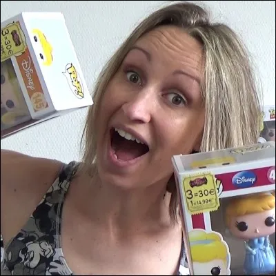 Qui est cette youtubeuse ?