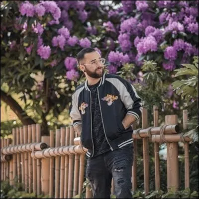 Dans quel domaine est spécialisé le youtubeur « Wonderhook » ?