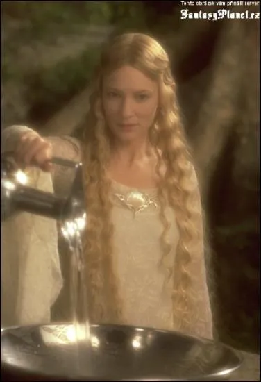 Comment s'appelle la dame de Lorien ?