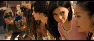 À quel sport ce personnage joue-t-il dans la rue ?