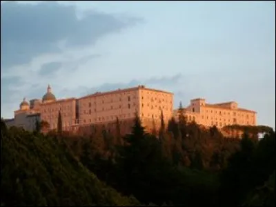 Fond&eacute;e en 529, cette abbaye fut d&eacute;truite 4 fois, soit par les hommes, soit par la nature, et reb&acirc;tie autant de fois...(les gens sont t&ecirc;tus, parfois !)