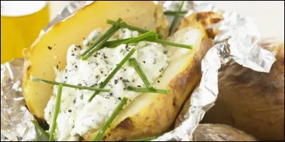Quel est ce met composé d'une pomme de terre cuite au four dans du papier d'aluminium, puis coupée en deux et nappée de crème fraîche et de ciboulette ?