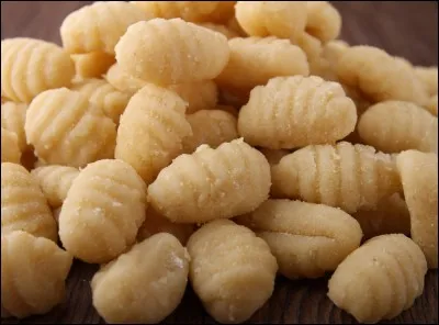 Quel est ce met préparé avec un mélange de farine de blé et de purée de pommes de terre, le tout poché à l'eau ?